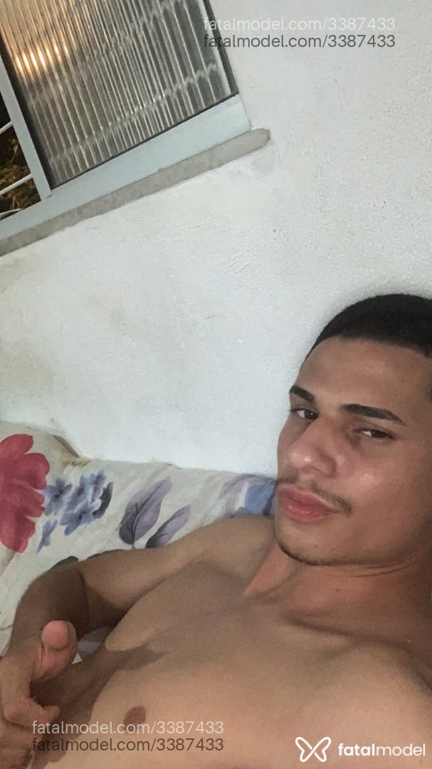 Acompanhante homem morena (o) de olhos castanhos - Deene