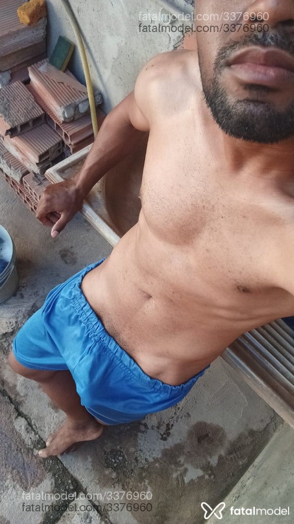 Acompanhante homem morena (o) de olhos castanhos - Pretinho
