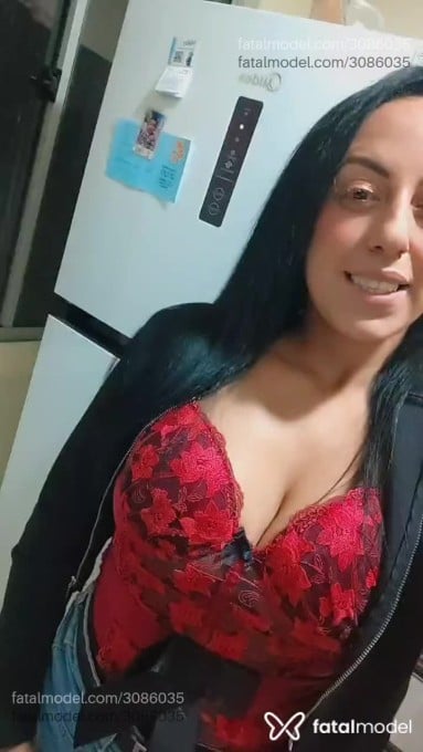 Acompanhante mulher com cabelo castanho de olhos castanhos em Canguçu Acompanhante mulher com cabelo castanho de olhos castanhos em Canguçu - Negrinha