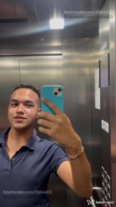 Acompanhante homem com cabelo castanho de olhos pretos - Victor Acompanhante homem com cabelo castanho de olhos pretos - Victor