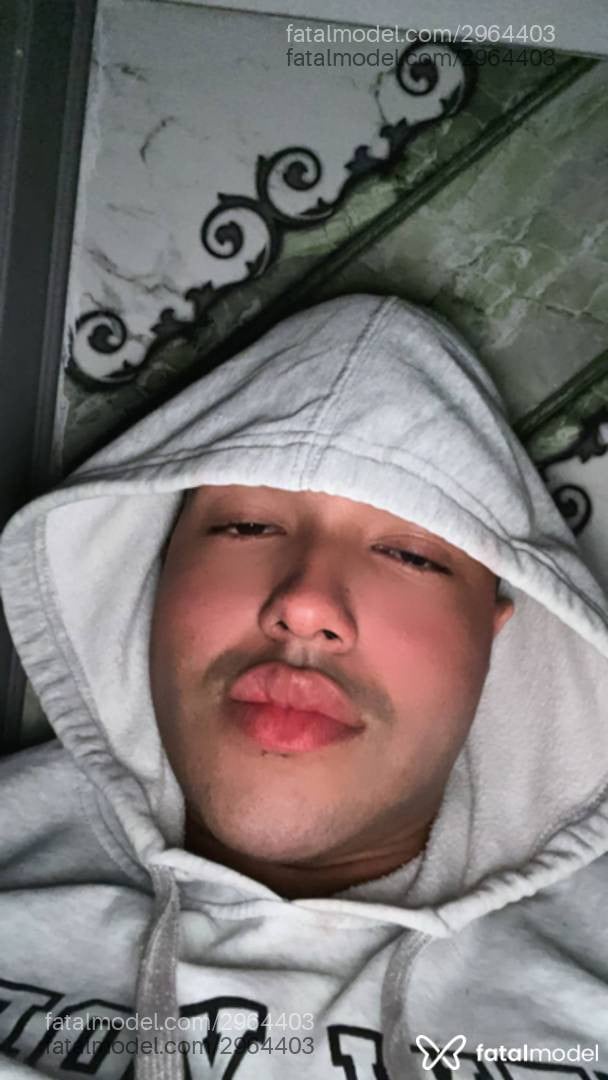 Acompanhante homem com cabelo castanho de olhos pretos - Victor Acompanhante homem com cabelo castanho de olhos pretos - Victor