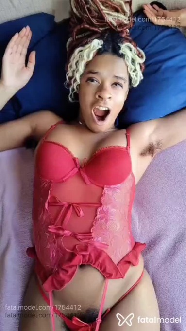 Acompanhante mulher loira (o) de olhos castanhos - Naomi Campos