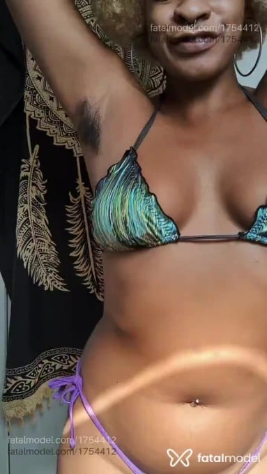 Acompanhante mulher loira (o) de olhos castanhos - Naomi Campos