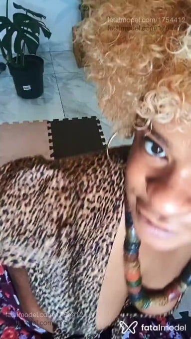 Acompanhante mulher loira (o) de olhos castanhos - Naomi Campos
