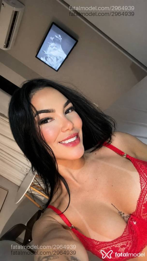 Acompanhante mulher com cabelo castanho de olhos castanhos - Fernanda Campos