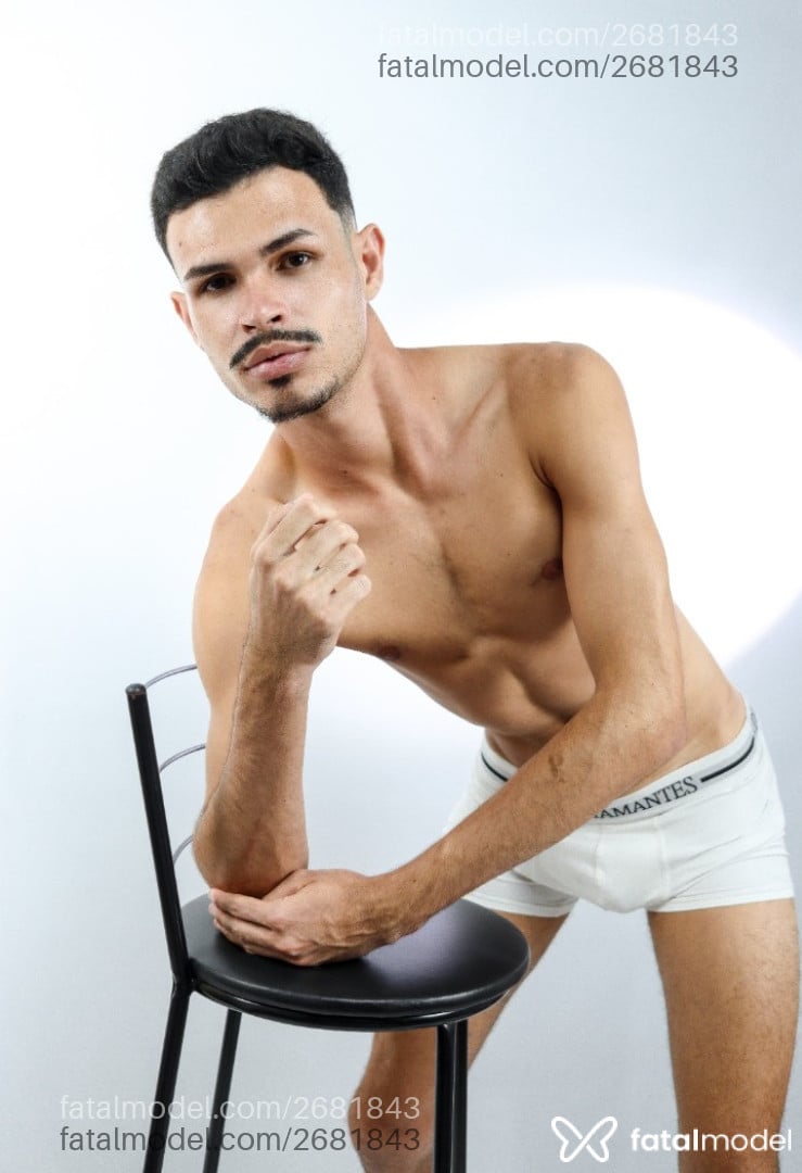 Acompanhante homem morena (o) de olhos castanhos - Carlos Henryque