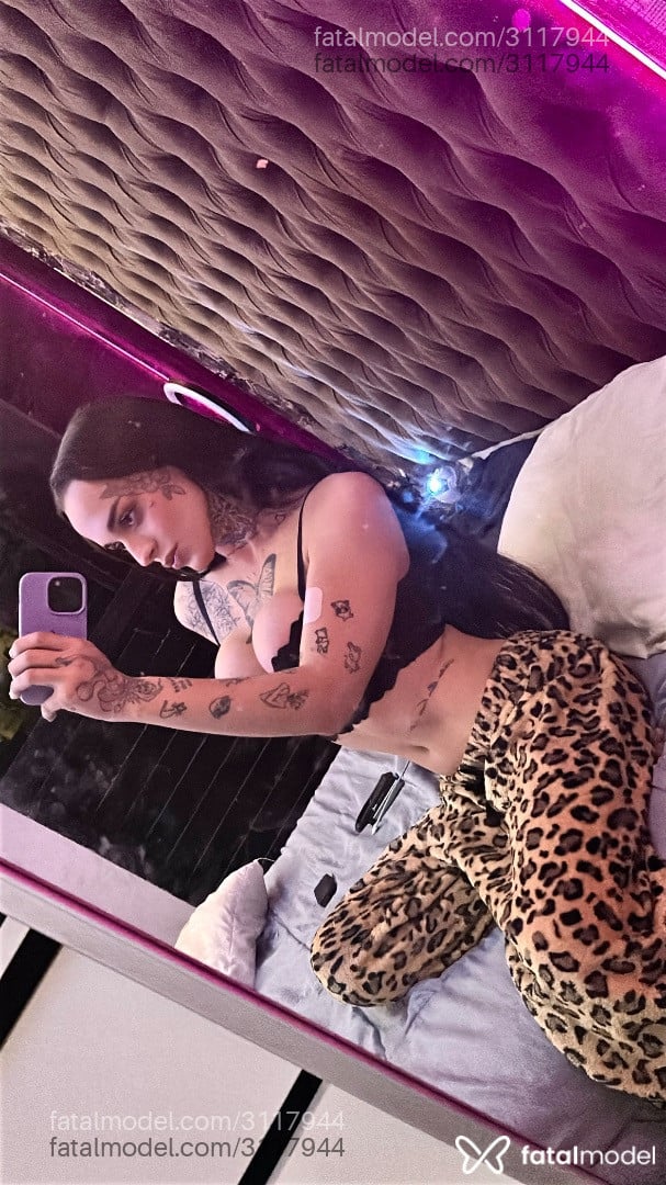 Acompanhante mulher trans com cabelo castanho de olhos mel em São Paulo - Maria Stella