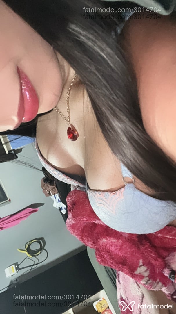 Acompanhante mulher trans com cabelo castanho de olhos castanhos - Polianna Chaves