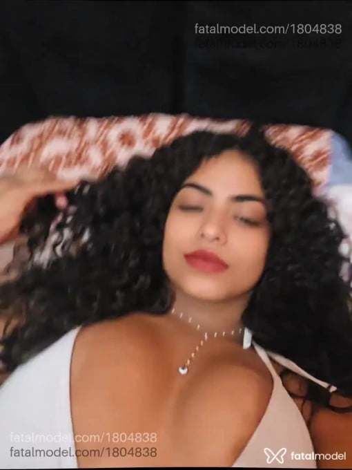 Acompanhante mulher com cabelo castanho de olhos castanhos em Macaé - Victoria