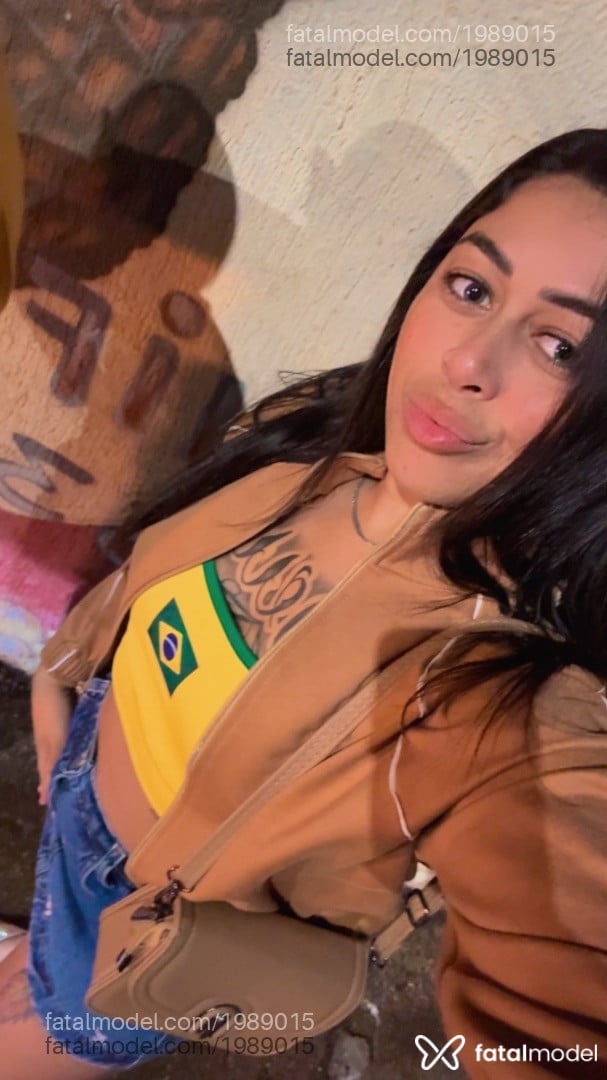 Acompanhante mulher com cabelo castanho de olhos verdes em Brasília - Bia Suggar