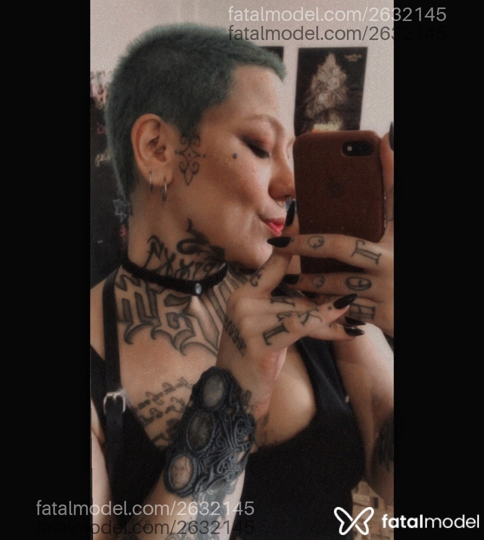 Acompanhante mulher com cabelo colorido de olhos castanhos - Heryka