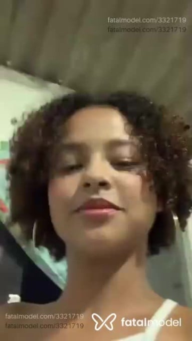 Acompanhante mulher com cabelo castanho de olhos pretos em Eunápolis Acompanhante mulher com cabelo castanho de olhos pretos em Eunápolis - Larissa