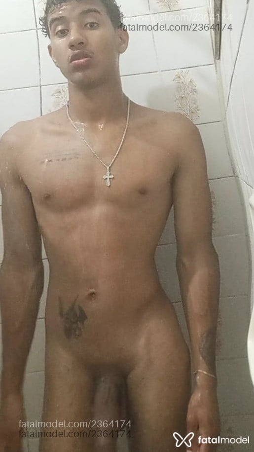 Acompanhante homem com cabelo castanho de olhos castanhos - Liahm Acompanhante homem com cabelo castanho de olhos castanhos - Liahm