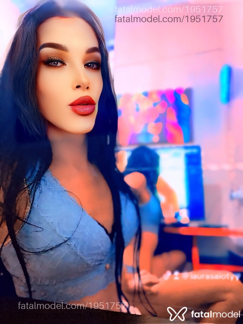 Acompanhante mulher trans morena (o) de olhos verdes em Trindade - Laura