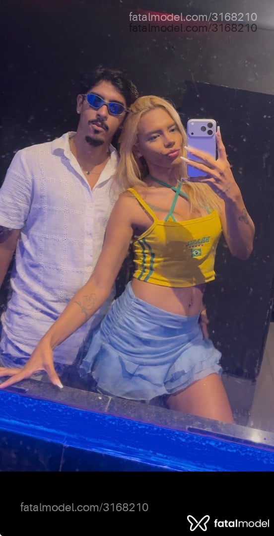 Acompanhante mulher trans loira (o) de olhos castanhos - Isa Ferraz