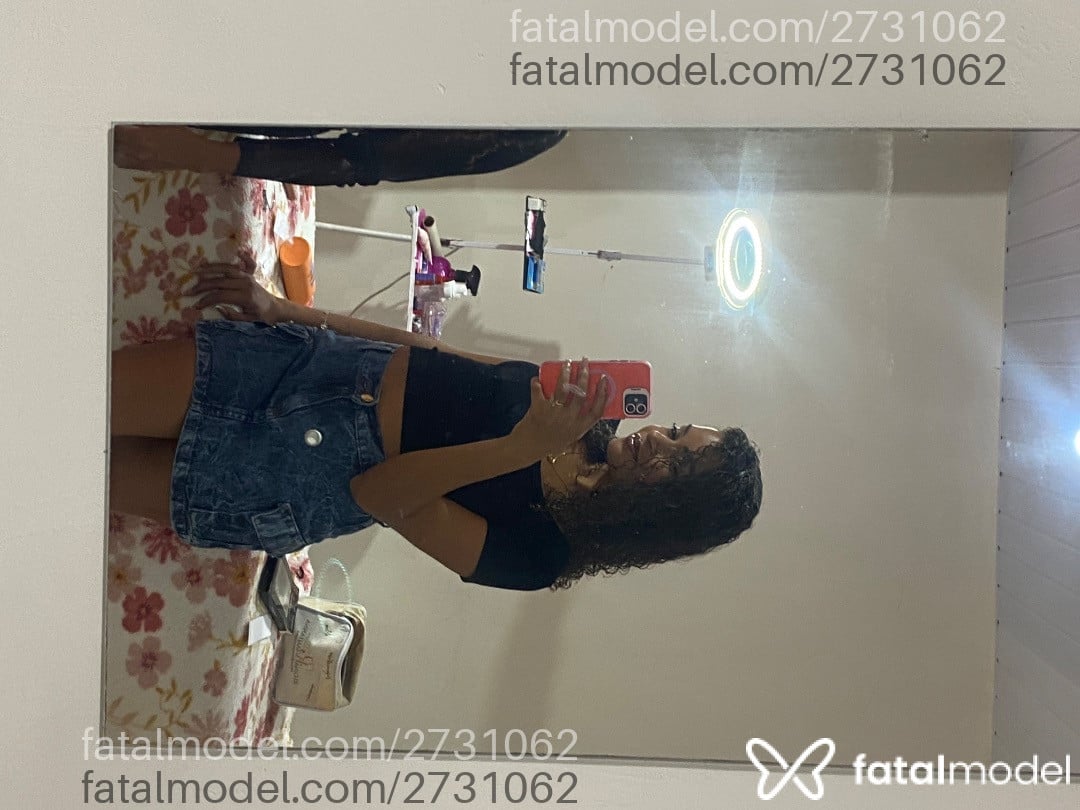 Acompanhante mulher com cabelo castanho de olhos castanhos em Salvador - Flora Campos