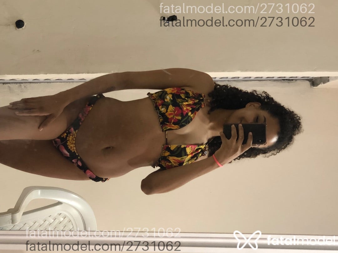 Acompanhante mulher com cabelo castanho de olhos castanhos em Salvador - Flora Campos