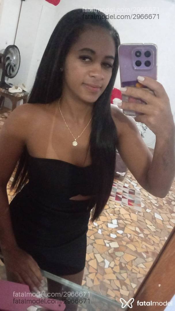 Acompanhante mulher com cabelo castanho de olhos castanhos - Luiza Albuquerque