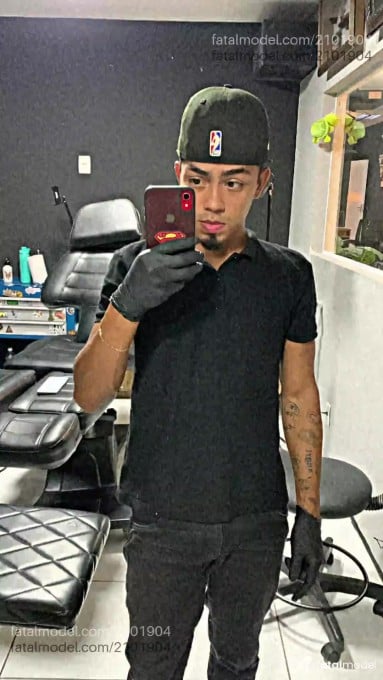Acompanhante homem com cabelo castanho de olhos pretos - Jhunpa
