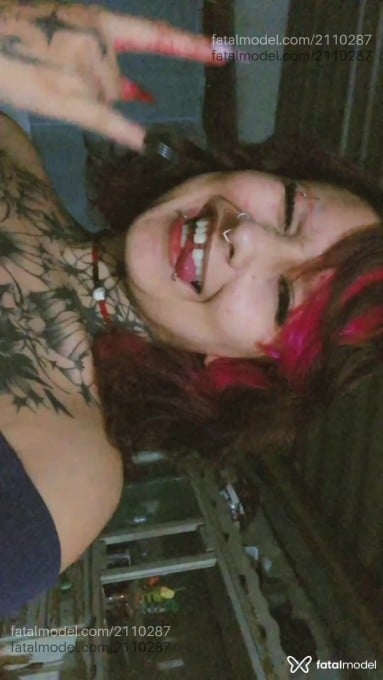 Acompanhante mulher com cabelo colorido de olhos castanhos - Pinnk