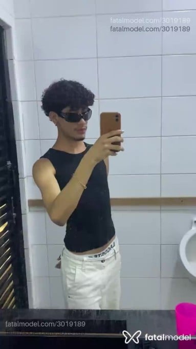 Acompanhante homem morena (o) de olhos castanhos - James Acompanhante homem morena (o) de olhos castanhos - James