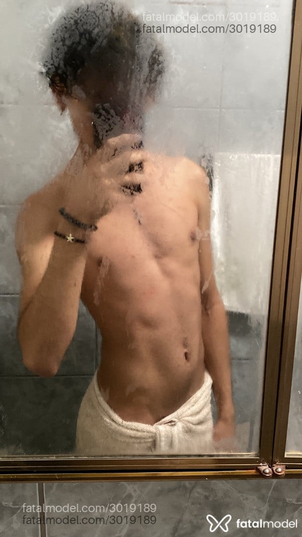 Acompanhante homem morena (o) de olhos castanhos - James Acompanhante homem morena (o) de olhos castanhos - James
