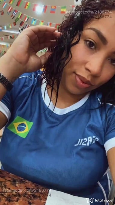 Acompanhante mulher ruiva (o) de olhos castanhos - Barbosa