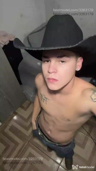 Acompanhante homem com cabelo castanho de olhos mel - Padilha Acompanhante homem com cabelo castanho de olhos mel - Padilha