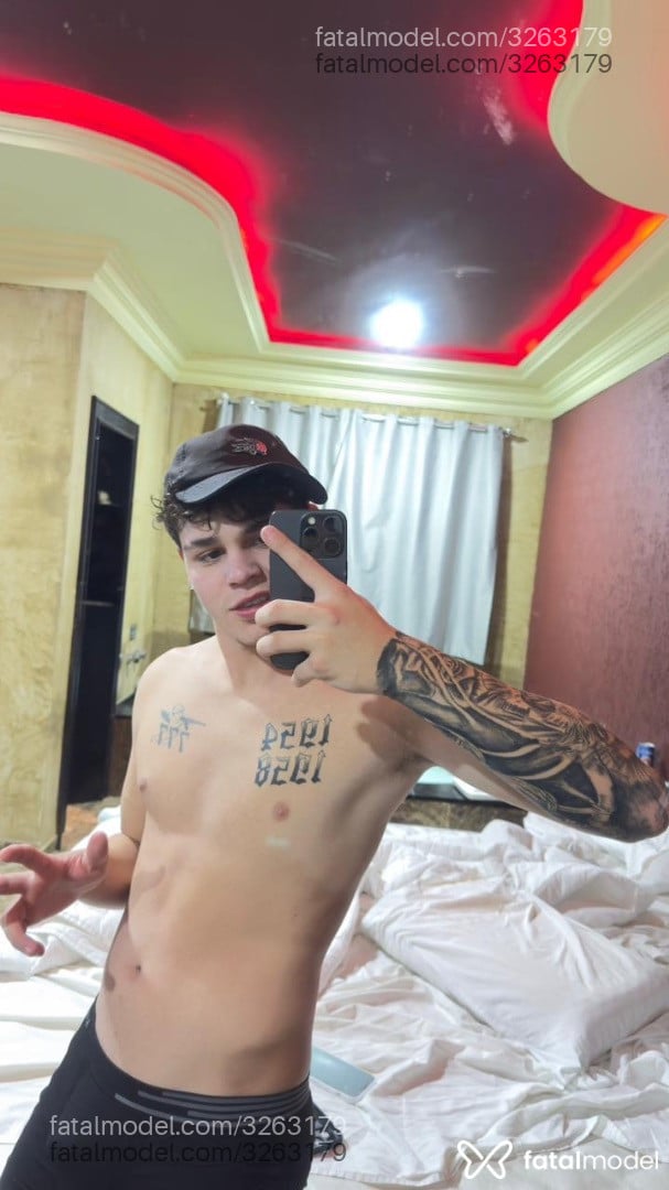 Acompanhante homem com cabelo castanho de olhos mel - Padilha Acompanhante homem com cabelo castanho de olhos mel - Padilha