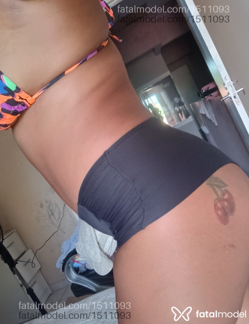 Acompanhante mulher loira (o) de olhos castanhos - Lorena