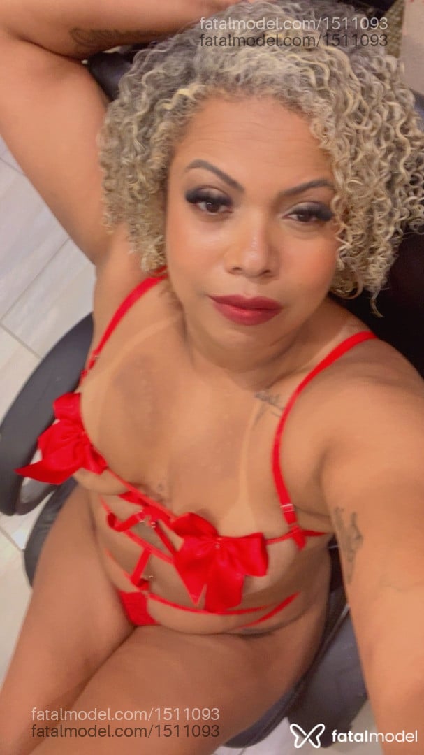 Acompanhante mulher loira (o) de olhos castanhos - Lorena