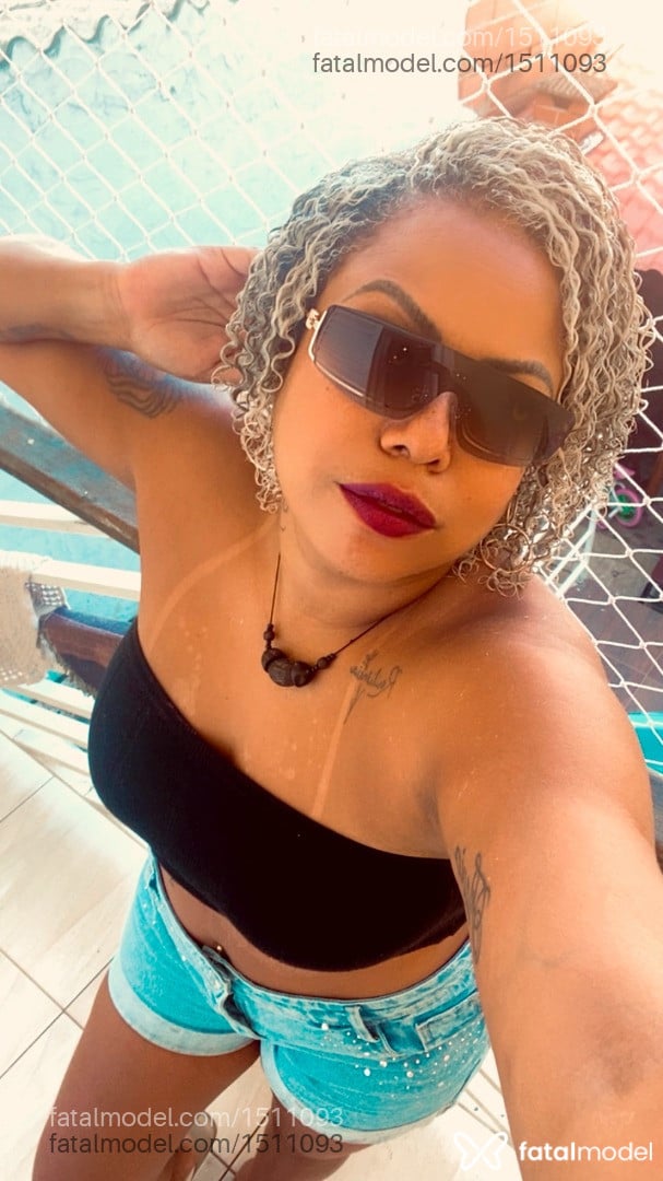 Acompanhante mulher loira (o) de olhos castanhos - Lorena