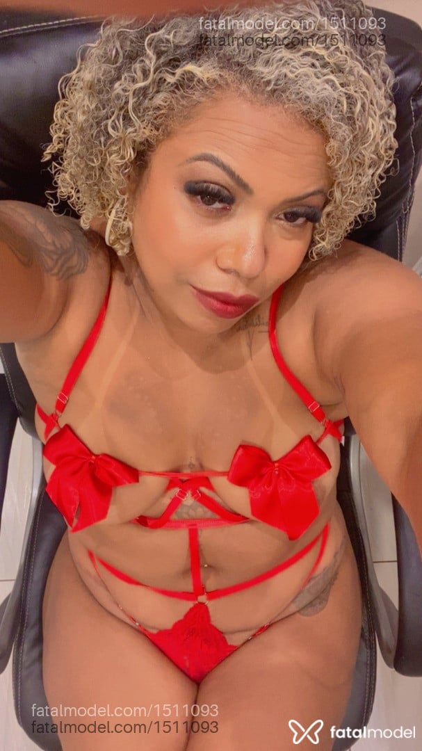 Acompanhante mulher loira (o) de olhos castanhos - Lorena