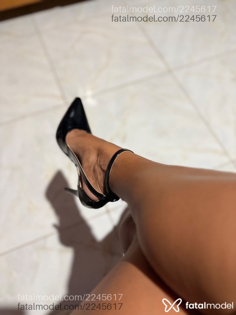 Acompanhante mulher com cabelo castanho de olhos pretos - Alice