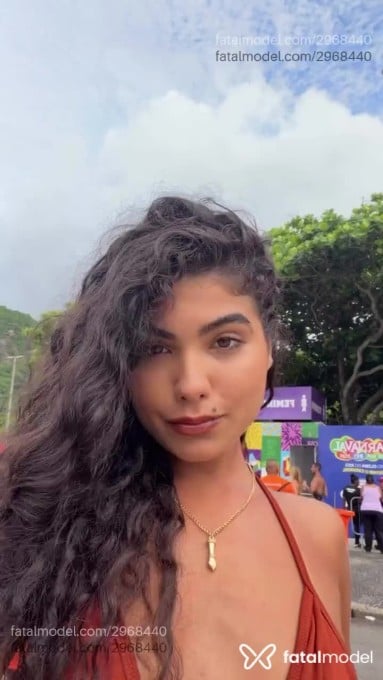 Acompanhante mulher com cabelo castanho de olhos mel - Sativa