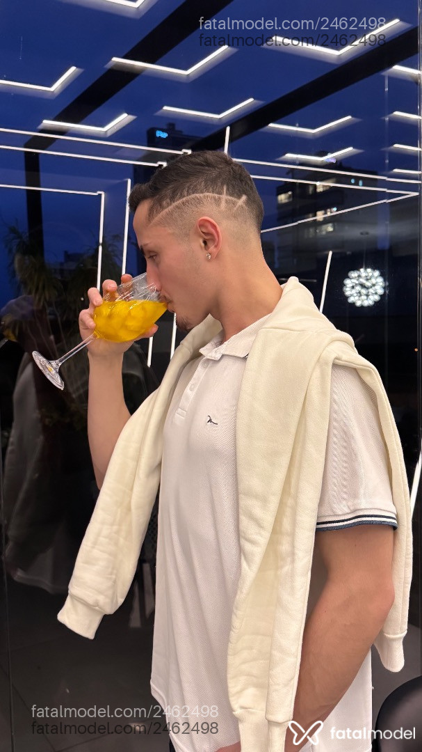 Acompanhante homem com cabelo castanho de olhos castanhos - Apolo Silva