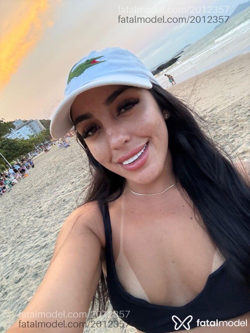 Acompanhante mulher morena (o) de olhos pretos - Vegana