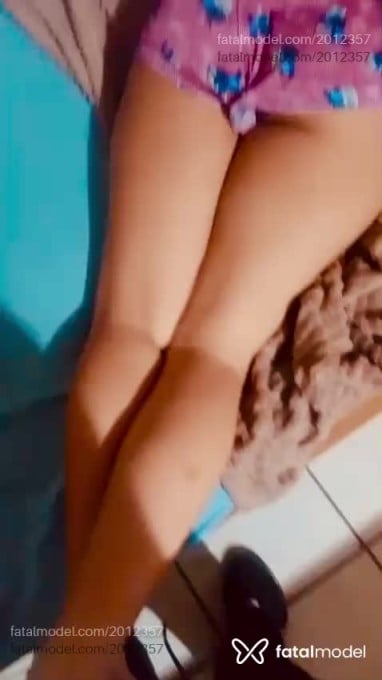 Acompanhante mulher morena (o) de olhos pretos - Vegana