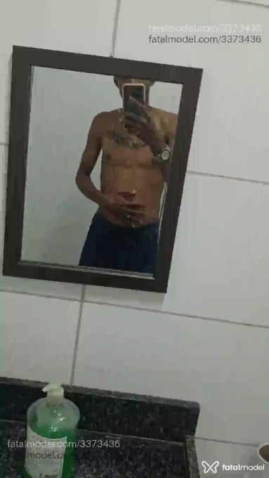 Acompanhante homem com cabelo castanho de olhos castanhos - Pretinho