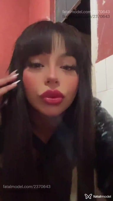 Acompanhante mulher loira (o) de olhos castanhos - Ariel Lemos