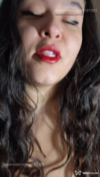 Acompanhante mulher morena (o) de olhos castanhos - Akira