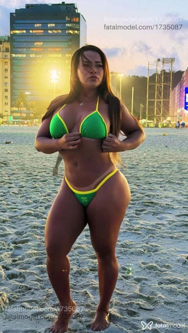 Acompanhante mulher loira (o) de olhos pretos - Patyy Araújo