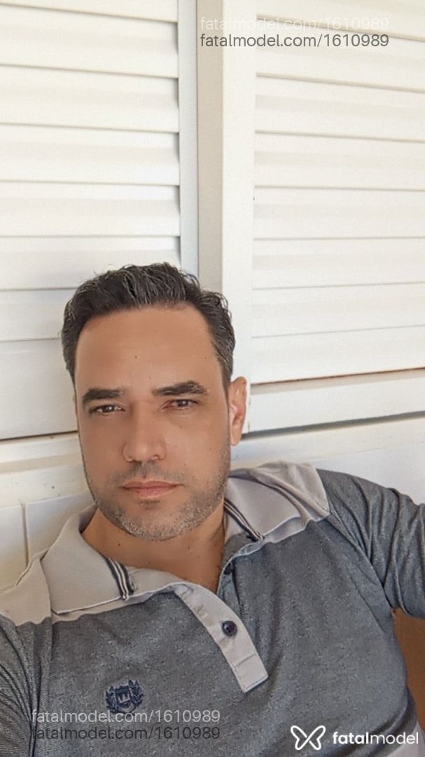 Acompanhante homem com cabelo castanho de olhos castanhos em Maringá Acompanhante homem com cabelo castanho de olhos castanhos em Maringá - Rony cavallheiro