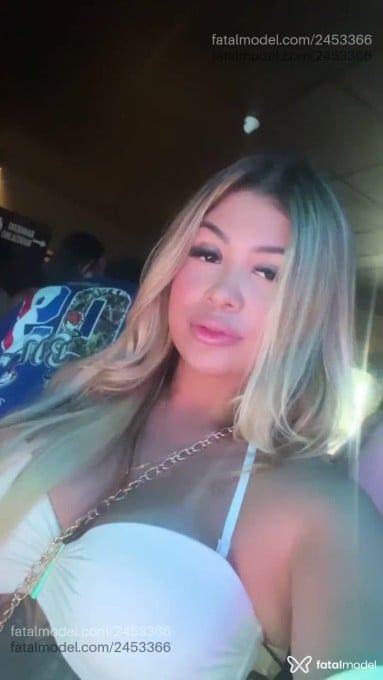 Acompanhante mulher loira (o) de olhos castanhos - Melissa