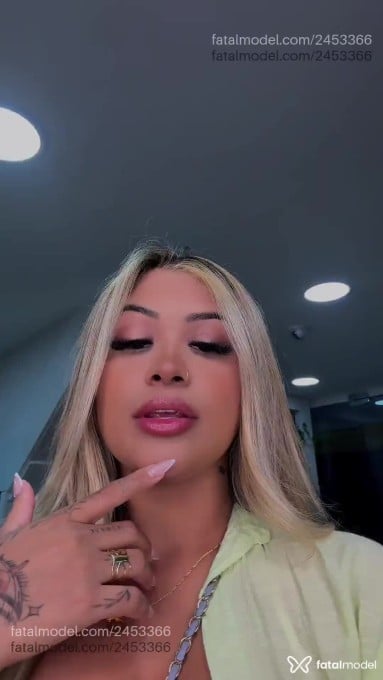 Acompanhante mulher loira (o) de olhos castanhos - Melissa