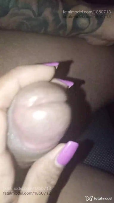 Acompanhante mulher trans com cabelo castanho de olhos pretos - Vanessa