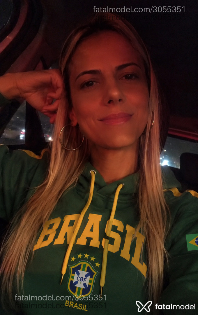 Acompanhante mulher loira (o) de olhos castanhos - Melissa