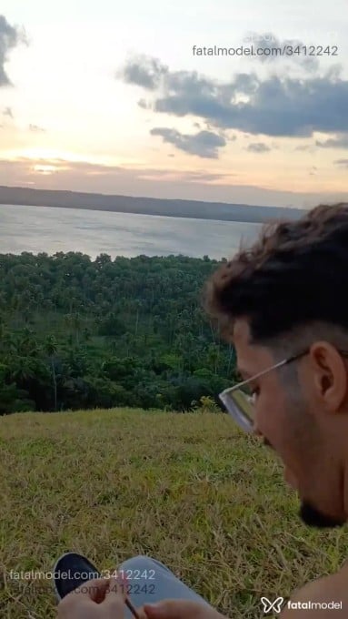 Acompanhante homem com cabelo castanho de olhos castanhos em Virtual Acompanhante homem com cabelo castanho de olhos castanhos em Virtual - Mullet