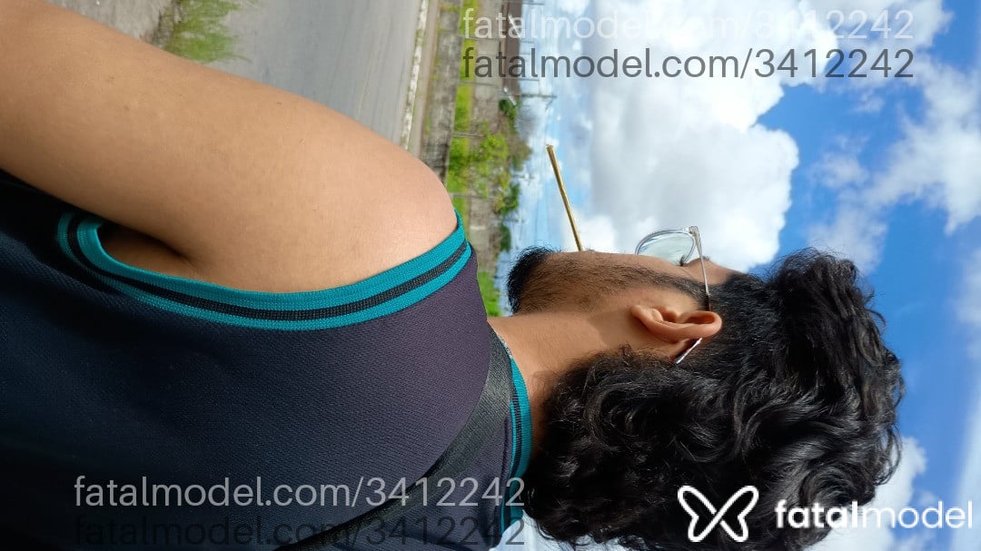 Acompanhante homem com cabelo castanho de olhos castanhos em Virtual Acompanhante homem com cabelo castanho de olhos castanhos em Virtual - Mullet