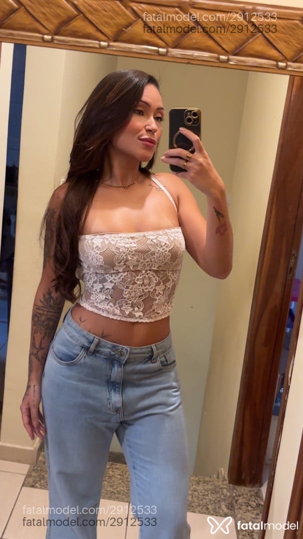 Acompanhante mulher com cabelo castanho de olhos azuis - Majuu Acompanhante mulher com cabelo castanho de olhos azuis - Majuu